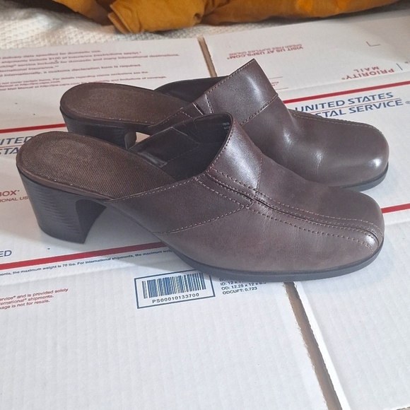 CLARKS WOMEN'S SLIP ON SHOES SIZE 10M BROWN LEATHER - Picture 1 of 7